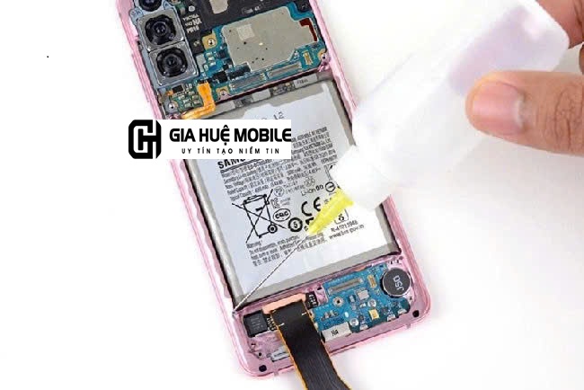 thay pin samsung s20 (3)